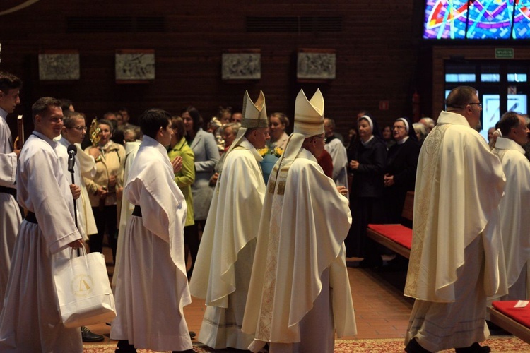 Abp Mieczysław Mokrzycki na jubileuszu parafii oblatów w Kędzierzynie-Koźlu