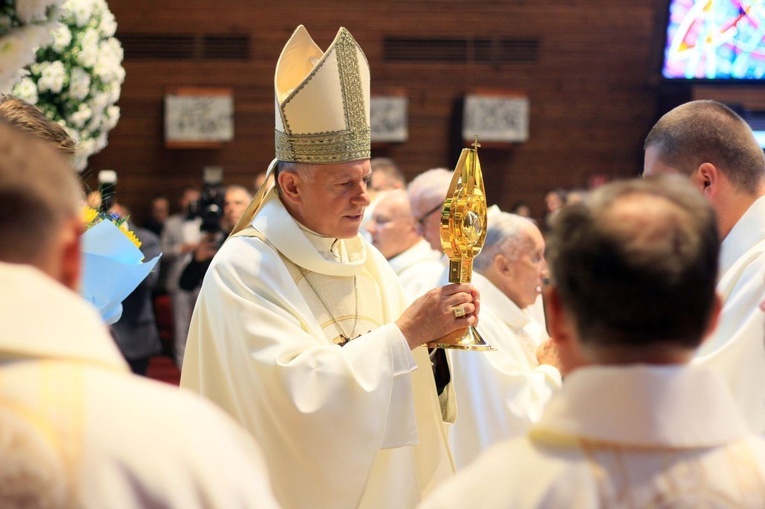 Abp Mieczysław Mokrzycki na jubileuszu parafii oblatów w Kędzierzynie-Koźlu