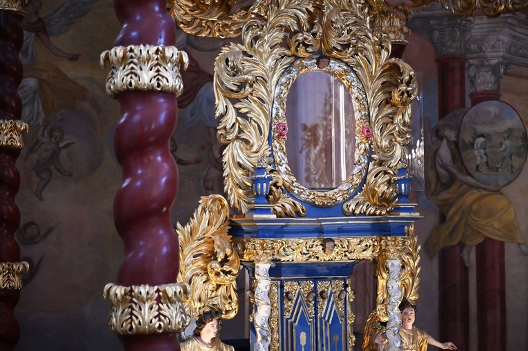 Pieta z nowymi koronami wróciła na swoje miejsce