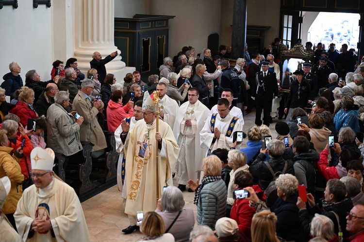 Pieta z nowymi koronami wróciła na swoje miejsce