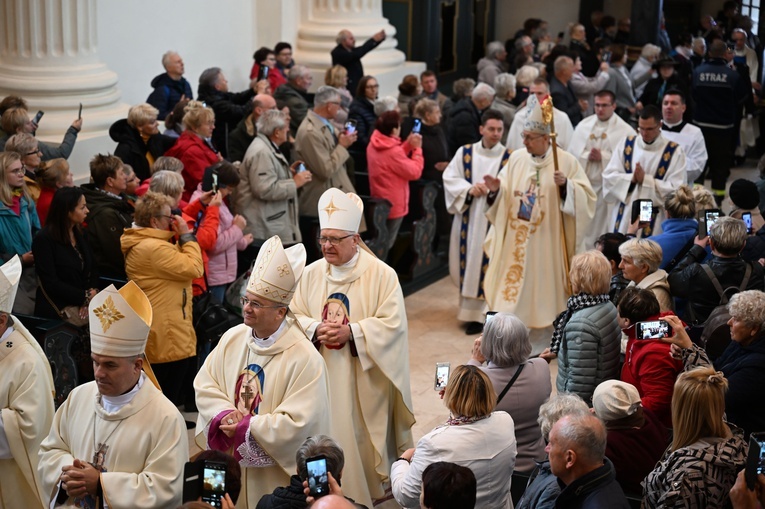 Pieta z nowymi koronami wróciła na swoje miejsce