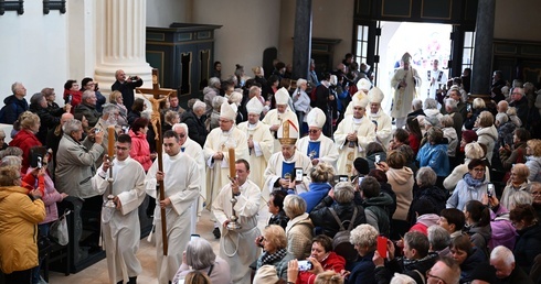 Pieta z nowymi koronami wróciła na swoje miejsce