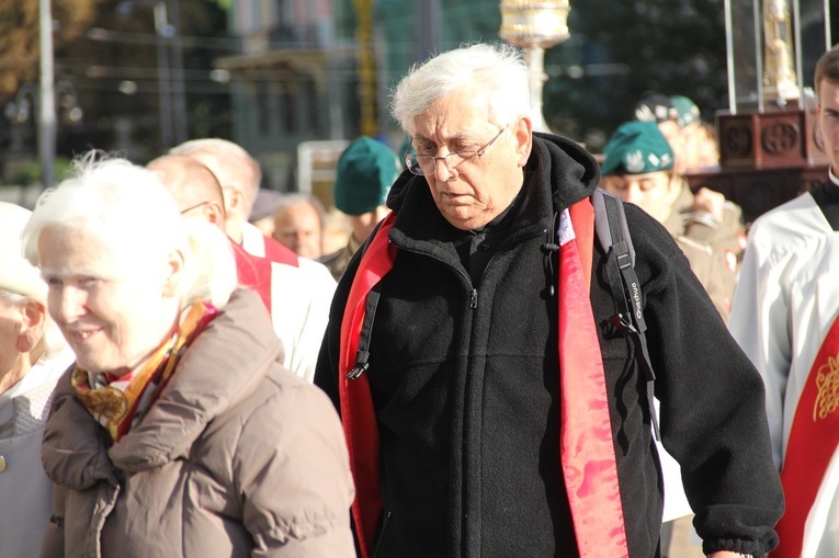Za św. Stanisławem i św. Dorotą