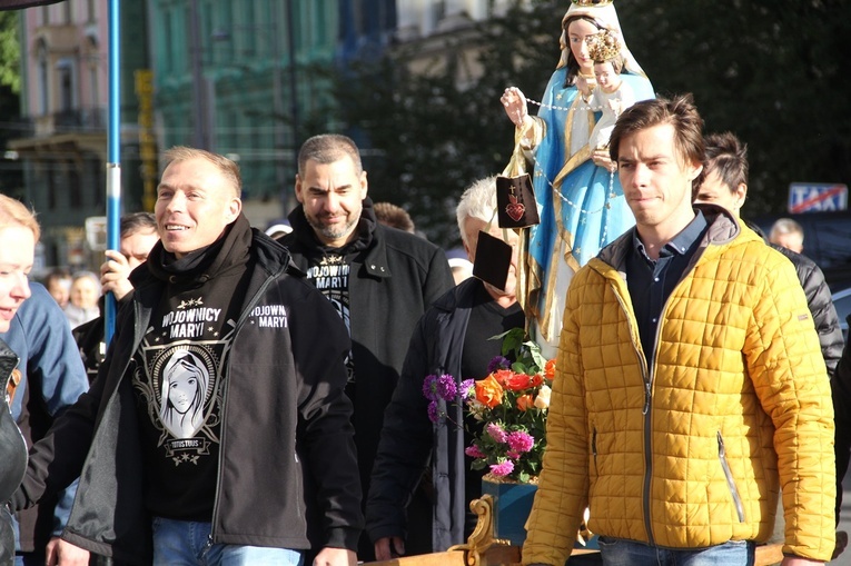 Za św. Stanisławem i św. Dorotą