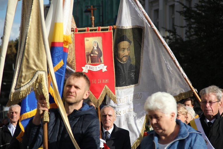 Za św. Stanisławem i św. Dorotą