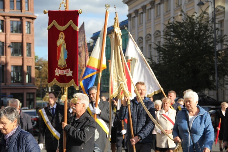 Za św. Stanisławem i św. Dorotą