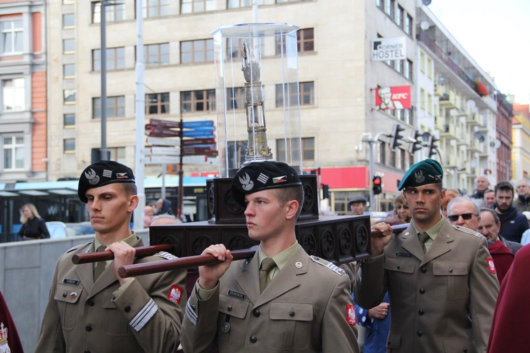 Za św. Stanisławem i św. Dorotą