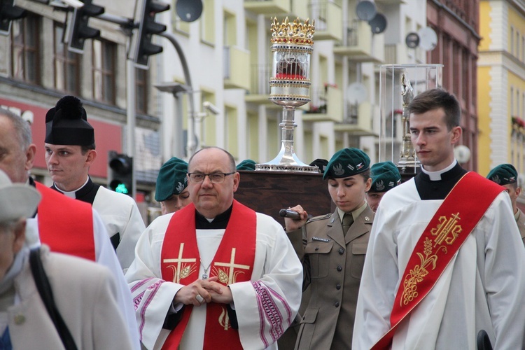 Za św. Stanisławem i św. Dorotą