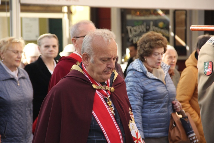 Za św. Stanisławem i św. Dorotą