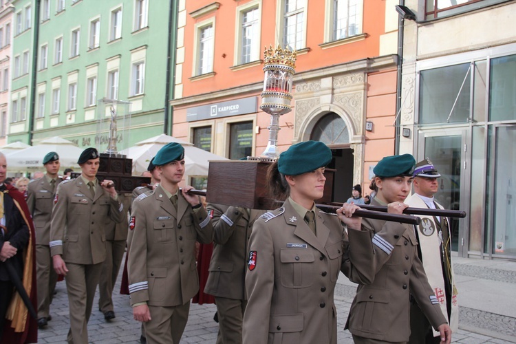 Za św. Stanisławem i św. Dorotą