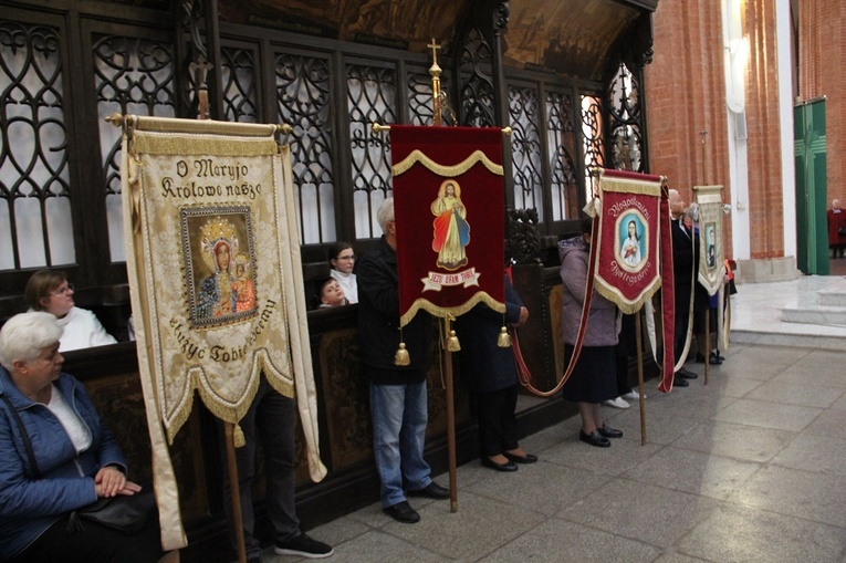 Za św. Stanisławem i św. Dorotą