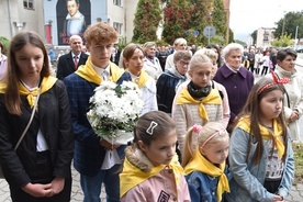 Mieszkańcy Przasnysza złożyli kwiaty pod pomnikiem swego patrona.