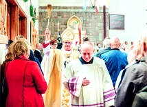 ▼	Podczas liturgii metropolita poświęcił mury świątyni, ołtarz i tabernakulum.