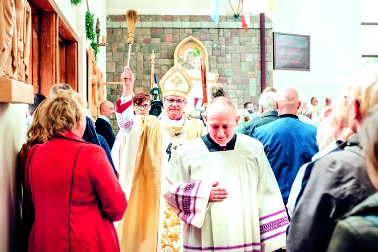 ▼	Podczas liturgii metropolita poświęcił mury świątyni, ołtarz i tabernakulum.