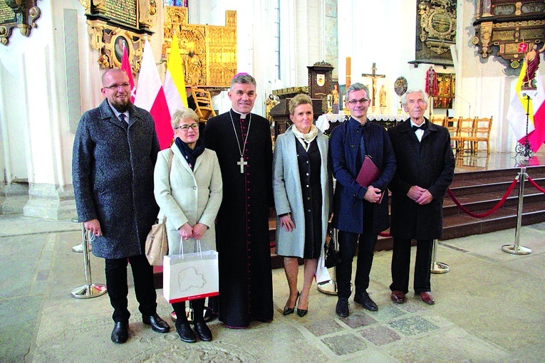 ▲	Maj 2021 r. Laureaci wyróżnienia za 2020 rok z bp. Zbigniewem Zielińskim w bazylice Mariackiej.