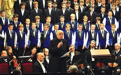 ◄	Chór „Pueri Cantores Sancti Nicolai” z Bochni i Gliwicka Orkiestra Kameralna. Przemawia ks. Bogdan Kicinger, założyciel i dyrektor festiwalu. 