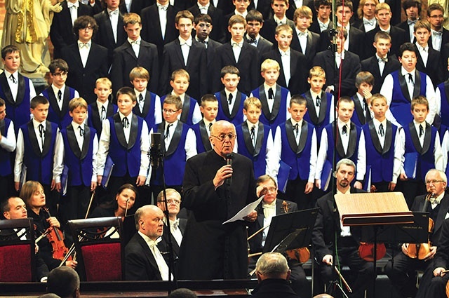 ◄	Chór „Pueri Cantores Sancti Nicolai” z Bochni i Gliwicka Orkiestra Kameralna. Przemawia ks. Bogdan Kicinger, założyciel i dyrektor festiwalu. 