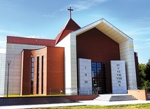 ▲	– To brama zapraszająca do wejścia do wnętrza i trwania w przymierzu – mówi proboszcz o charakterystycznych wrotach.
