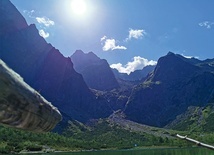 ▲	Tatry pozwalają dostrzec piękno Bożego stworzenia.  Górskie wędrówki i godziny rozmów mogą stać się inspiracją  do włączenia się we wspólnotę duszpasterską.