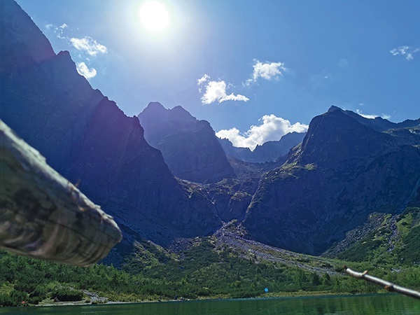 ▲	Tatry pozwalają dostrzec piękno Bożego stworzenia.  Górskie wędrówki i godziny rozmów mogą stać się inspiracją  do włączenia się we wspólnotę duszpasterską.