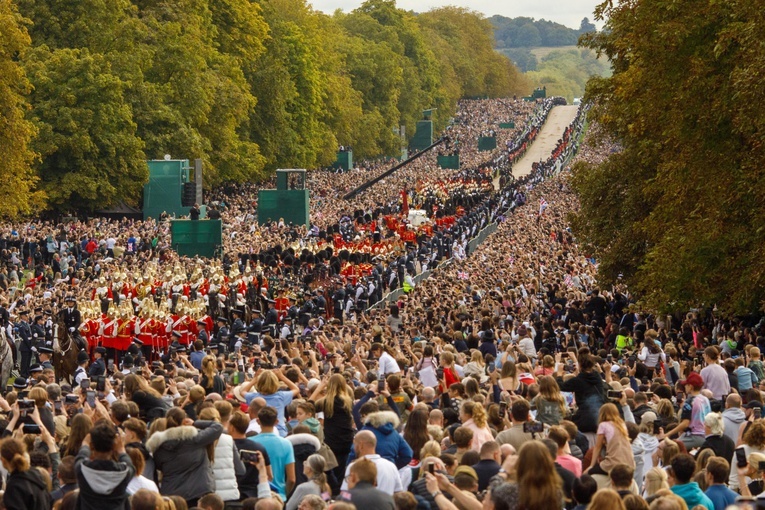 W Windsorze ostatnią drogę Elżbiety II obserwowało 100 tys. osób