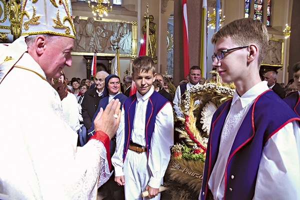 ▼	W trakcie głównej uroczystości odpustowej podziękowano za plony, których znakiem były dożynkowe wieńce przyniesione przez pątników z całego regionu.