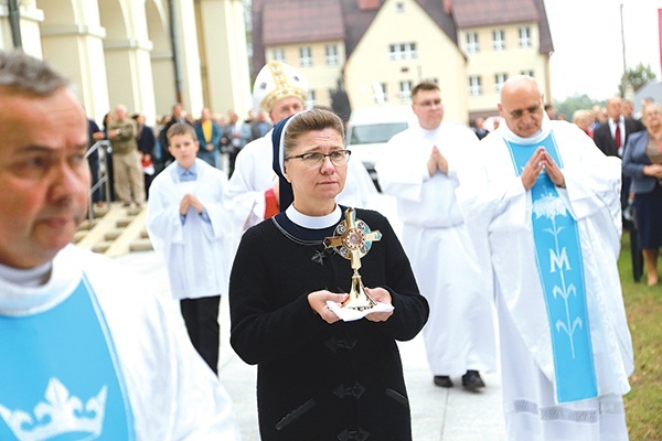 ▲	W procesji do ołtarza niesione były relikwie bł. kard. Stefana Wyszyńskiego, który w 1962 roku jako prymas Polski koronował wizerunek Madonny.