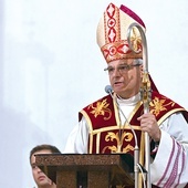 ▲	Biskup w czasie uroczystości odpustowych w jednej z parafii.