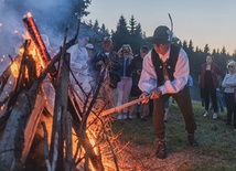 ▲	Watry palono w czasie wypasu owiec. Był to rytuał, który przywoływał pamięć o zmarłych. W Zieleńcu od kilku lat takie ogniska pali się na cześć św. Anny w przededniu jej wspomnienia.  Jest ona patronką kościoła, w którym od lat 50. XX wieku posługują franciszkanie.