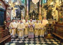 Młodzi kapłani z metropolitą katowickim.