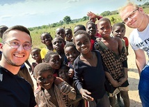 – Mieszkańcy Zambii są ludźmi bardzo muzykalnymi oraz ciekawymi świata. Pytania o konsystencję śniegu czy obecność słoni w polskich lasach przestały nas dziwić – wspominają.