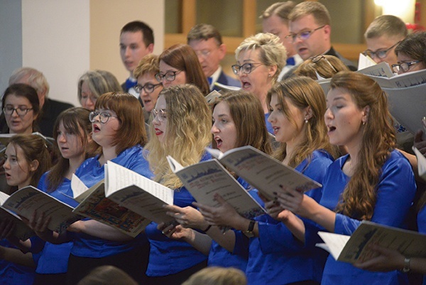 ▲	W Skarżysku-Kamiennej artyści wykonali dzieła Marca-Antoine’a Charpentiera, kompozytora barokowego.