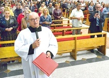 ▲	Za świętowanie i obecność ordynariusza dziękuje ks. Piotr Szymański, proboszcz i budowniczy kościoła. 