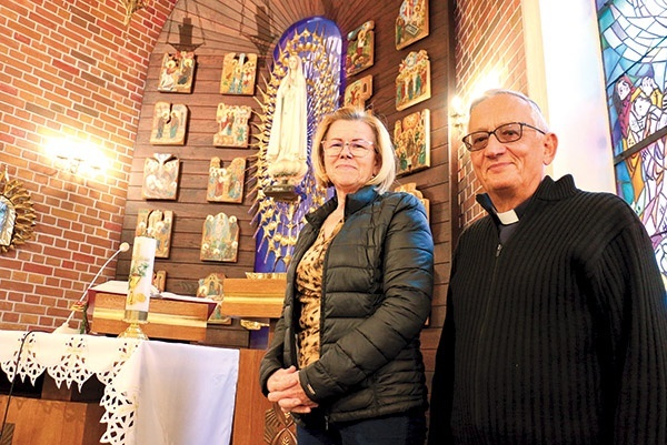 ▲	Barbara Pawłowska i ks. Jerzy Szpytma w kaplicy fatimskiej.
