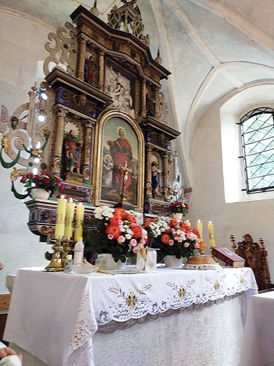Wizerunek św. Mateusza znajdziemy w ołtarzu świątyni.