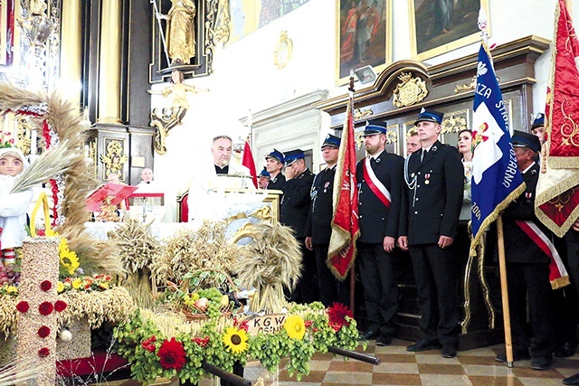 Suma odpustowa z udziałem pocztów sztandarowych wielu jednostek i instytucji działających na terenie gminy Chodel.