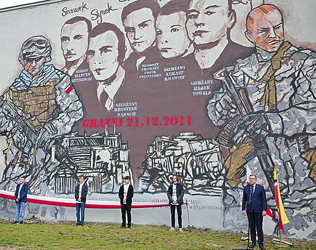 Dzieło znajduje się na ścianie budynku przy ul. gen. Hallera 22.