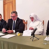 Podpisanie umowy odbyło się w klasztorze.