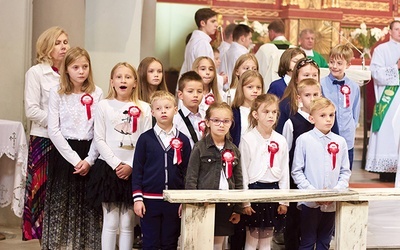 Uroczystości rozpoczęły się od odśpiewania hymnu Sybiraków przez dzieci z SP nr 5 w Olsztynie.