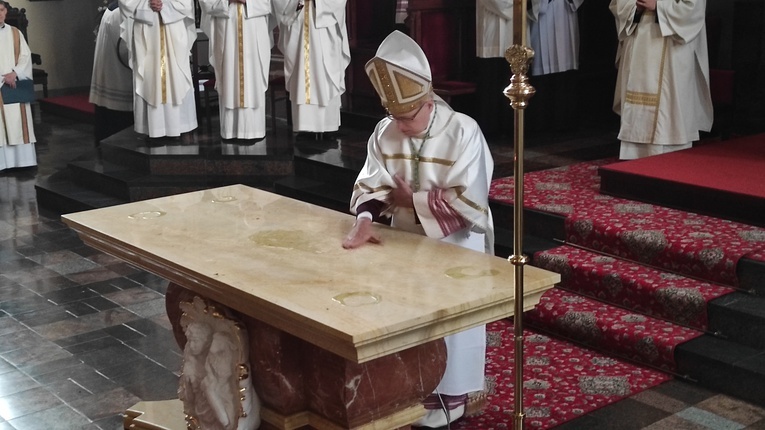 Poświęcenie ołtarza w legnickiej katedrze
