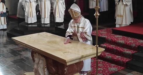 Poświęcenie ołtarza w legnickiej katedrze