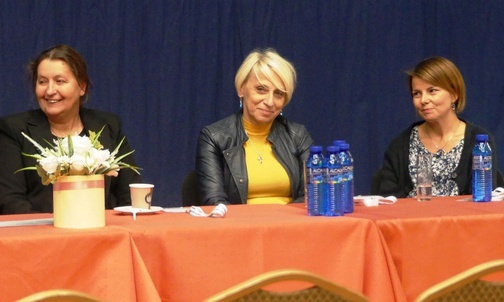 Od lewej: wójt Barbara Kos-Harat oraz prowadzące prelekcje dla ratowników: Renata Szczepańska i Aneta Krawczyk.