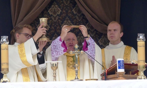 Biskup Piotr Greger przewodniczył Mszy św. podczas pielgrzymki rodzin w Kalwarii Zebrzydowskiej.