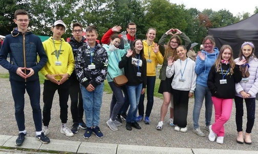 Młodzi oazowicze z parafii św. Pawła żywiołowo zapraszali wszystkich parafian do wspólnej zabawy.