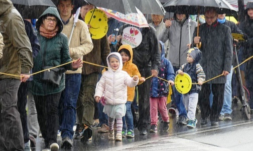 Mimo ulewnego deszczu ulicami Oświęcimia dziarsko maszerowały nawet maluchy.