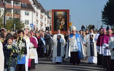 Procesja z cudownym obrazem podczas przeniesienia go do kościoła Matki Bożej Różańcowej w Lublinie.