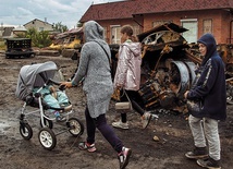 Rodzina przechodzi obok szczątków czołgu w odzyskanym mieście Izium w rejonie Charkowa.
15.09.2022 Izium