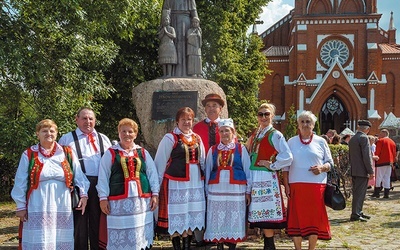 Kurpie chętnie fotografują się pod pomnikiem brata  Zenona.