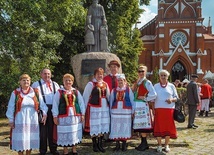 Kurpie chętnie fotografują się pod pomnikiem brata  Zenona.