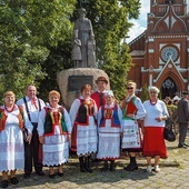 Kurpie chętnie fotografują się pod pomnikiem brata  Zenona.